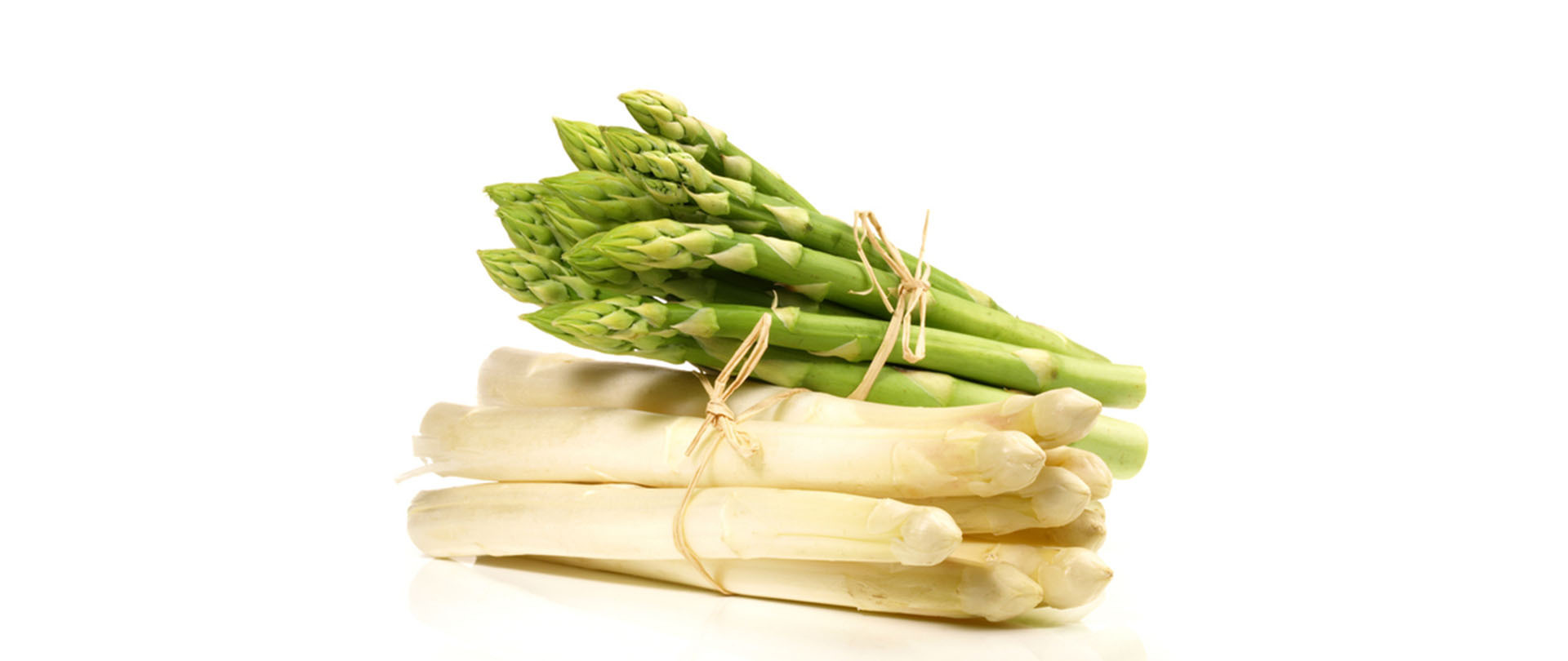 Grüner und weißer Spargel als frisches Gemüse für Hunde
