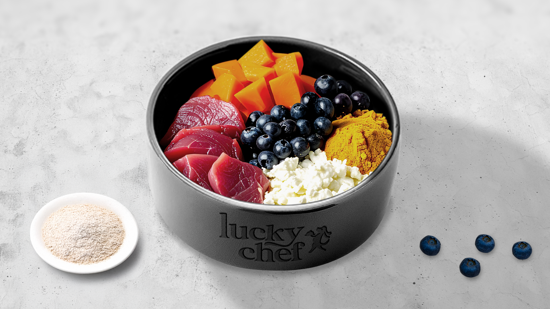 Zutaten für fettarme Hundekekse mit Kürbis, Putenfleisch, Blaubeeren und Kurkuma in LuckyChef Napf  
